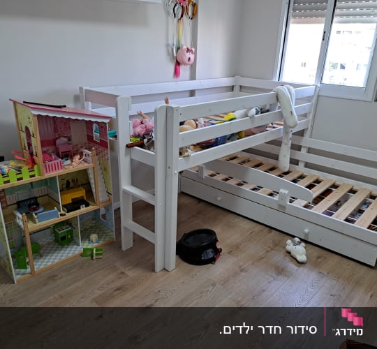חדר ילדים עם מיטת קומותיים ובית בובות